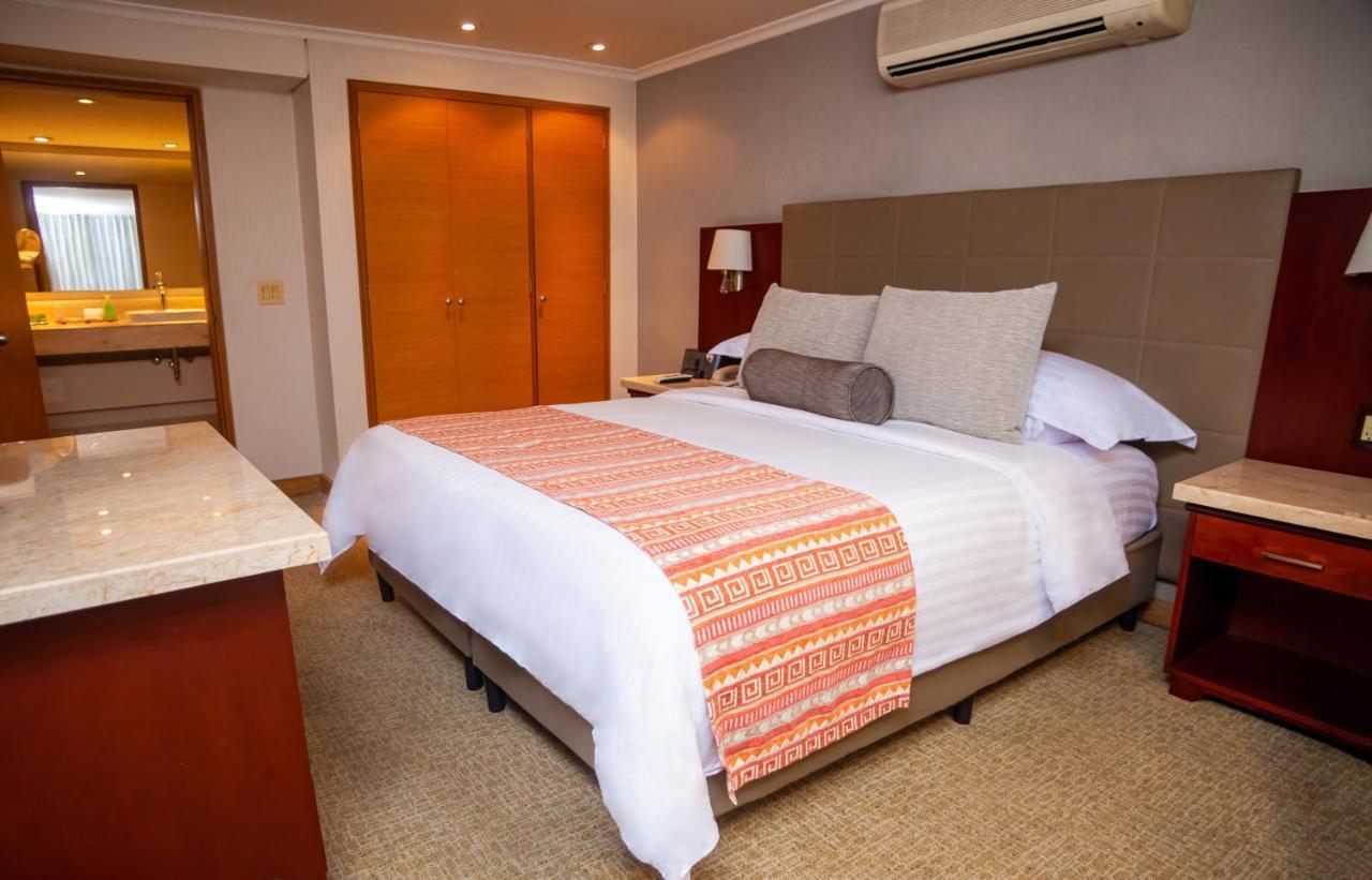 Bogota Plaza Hotel Eksteriør billede A bedroom in a hotel