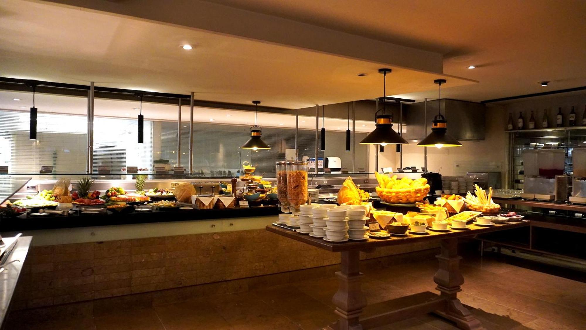 Bogota Plaza Hotel Eksteriør billede The buffet at the restaurant