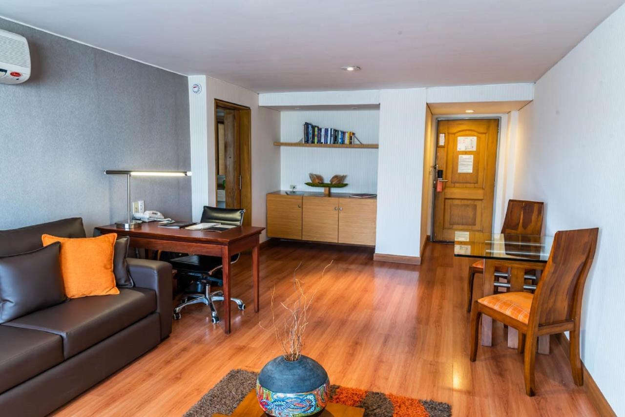 Bogota Plaza Hotel Eksteriør billede A living room in a suite at the hotel